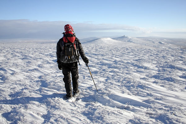 09-9897 Hill Walker in Winter on the Summit Plateau of Cross Fell and the View Towards Great Dun Fell. North Pennines